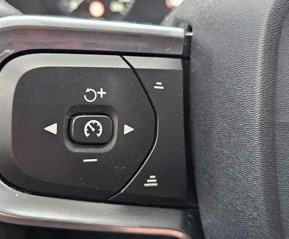 Volvo XC 40 D3 Momentum Pro full